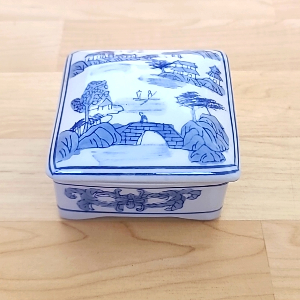 Antique Chinese Blue and White Porcelain Box Vintage Ceramic Lidded Box